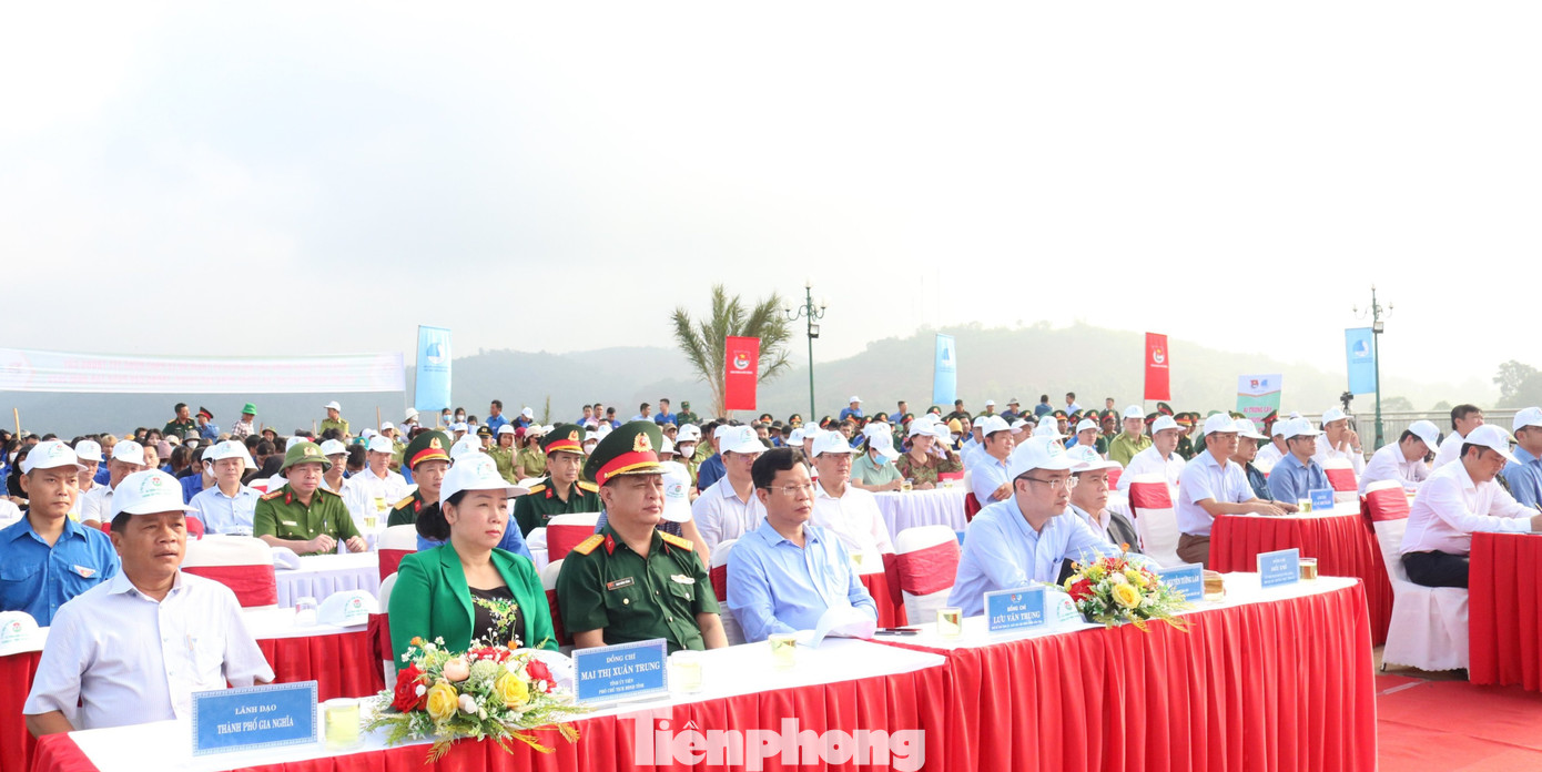 Dự lễ phát động có anh Nguyễn Tường Lâm, Bí thư Trung ương Đoàn, Phó Chủ nhiệm thường trực Ủy ban quốc gia về thanh niên Việt Nam; ông Lê Trọng Yên, Phó Chủ tịch UBND tỉnh Đắk Nông cùng nhiều lãnh đạo sở, ngành... Dự lễ phát động có anh Nguyễn Tường Lâm, Bí thư Trung ương Đoàn, Phó Chủ nhiệm thường trực Ủy ban quốc gia về thanh niên Việt Nam; ông Lê Trọng Yên, Phó Chủ tịch UBND tỉnh Đắk Nông cùng nhiều lãnh đạo sở, ngành...