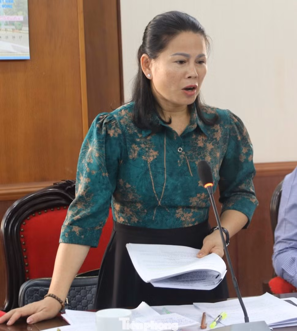 Bà Nguyễn Thị Thu Hương, Giám đốc Sở Nội vụ Đắk Nông báo cáo tại buổi làm việc