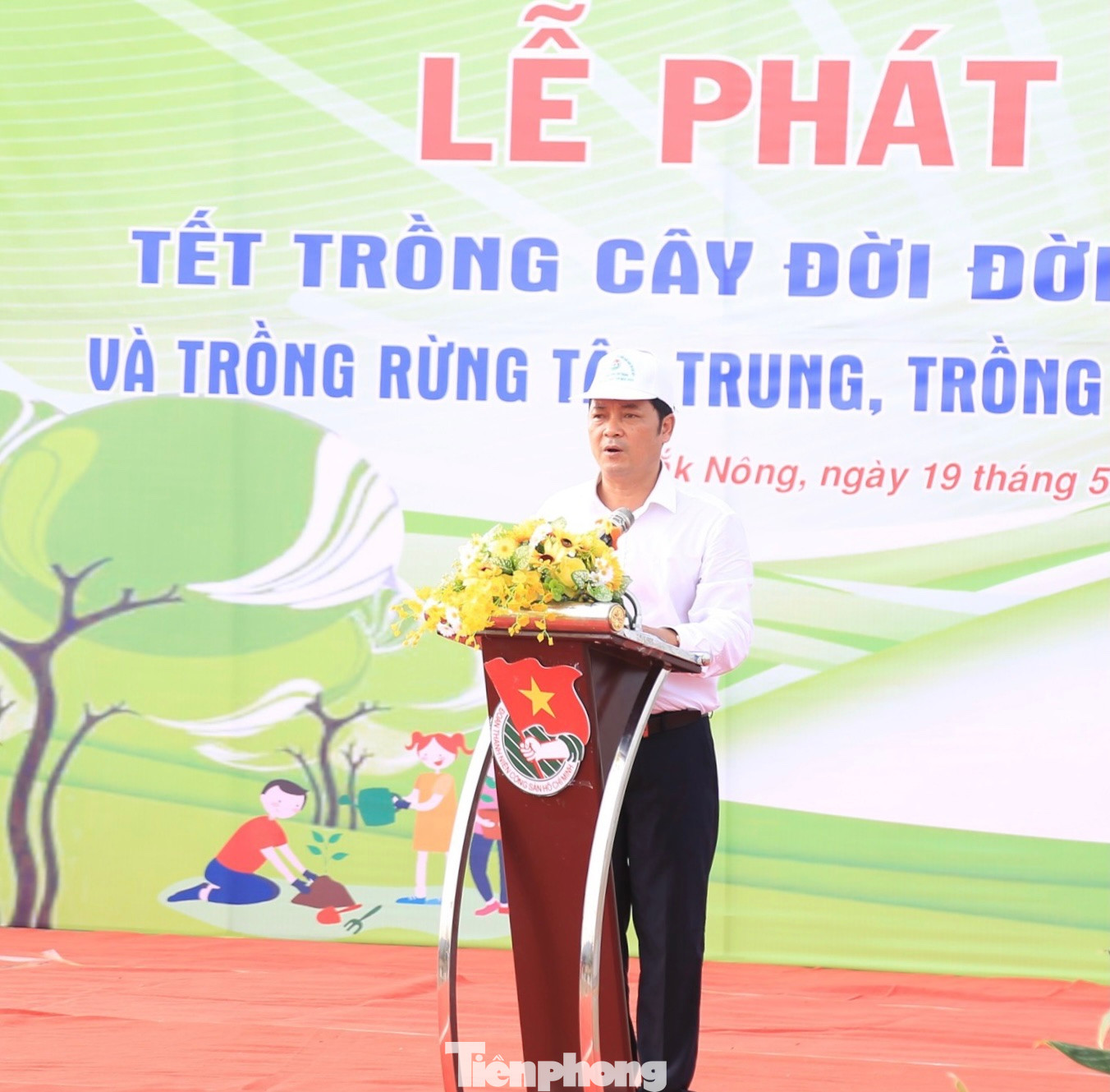 Phát biểu tại buổi lễ, ông Lê Trọng Yên, Phó Chủ tịch UBND tỉnh Đắk Nông cho biết, tỉnh luôn xác định trồng cây xanh là việc làm quan trọng, gắn liền với quá trình phát triển toàn diện của tỉnh không chỉ cho hôm nay mà còn cho thế hệ mai sau. "Tôi mong muốn và kêu gọi các cấp ngành, cùng toàn thể nhân dân hãy nâng cao ý thức bảo vệ môi trường, tích cực trồng và bảo vệ cây xanh, bảo vệ rừng. Qua đó, giảm nhẹ ảnh hưởng tiêu cực của biến đổi khí hậu, giảm nhẹ thiên tai, bảo vệ môi trường cuộc sống nhân dân", ông Lê Trọng Yên cho biết thêm. Phát biểu tại buổi lễ, ông Lê Trọng Yên, Phó Chủ tịch UBND tỉnh Đắk Nông cho biết, tỉnh luôn xác định trồng cây xanh là việc làm quan trọng, gắn liền với quá trình phát triển toàn diện của tỉnh không chỉ cho hôm nay mà còn cho thế hệ mai sau. "Tôi mong muốn và kêu gọi các cấp ngành, cùng toàn thể nhân dân hãy nâng cao ý thức bảo vệ môi trường, tích cực trồng và bảo vệ cây xanh, bảo vệ rừng. Qua đó, giảm nhẹ ảnh hưởng tiêu cực của biến đổi khí hậu, giảm nhẹ thiên tai, bảo vệ môi trường cuộc sống nhân dân", ông Lê Trọng Yên cho biết thêm.