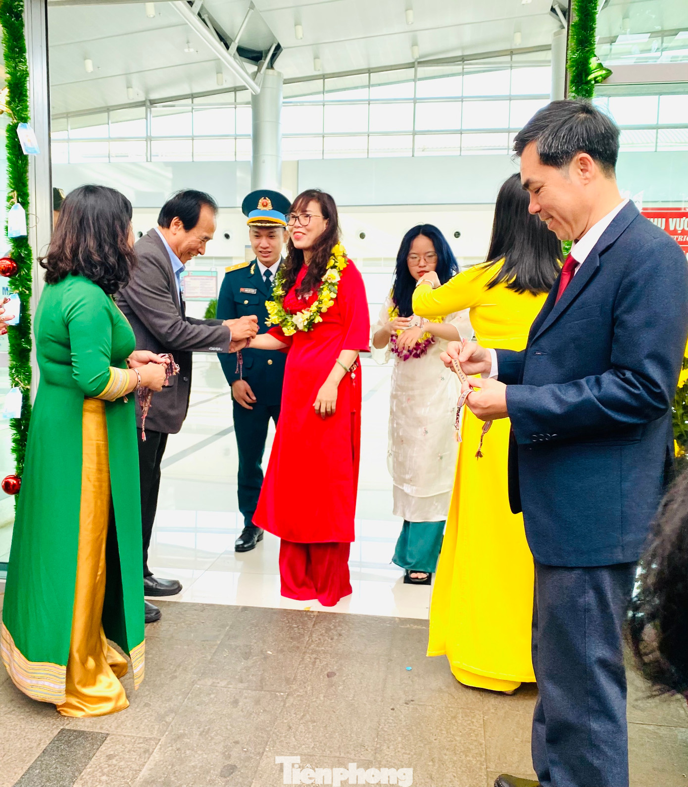 Du khách được tặng vòng tay thổ cẩm của người đồng bào Êđê Du khách được tặng vòng tay thổ cẩm của người đồng bào Êđê