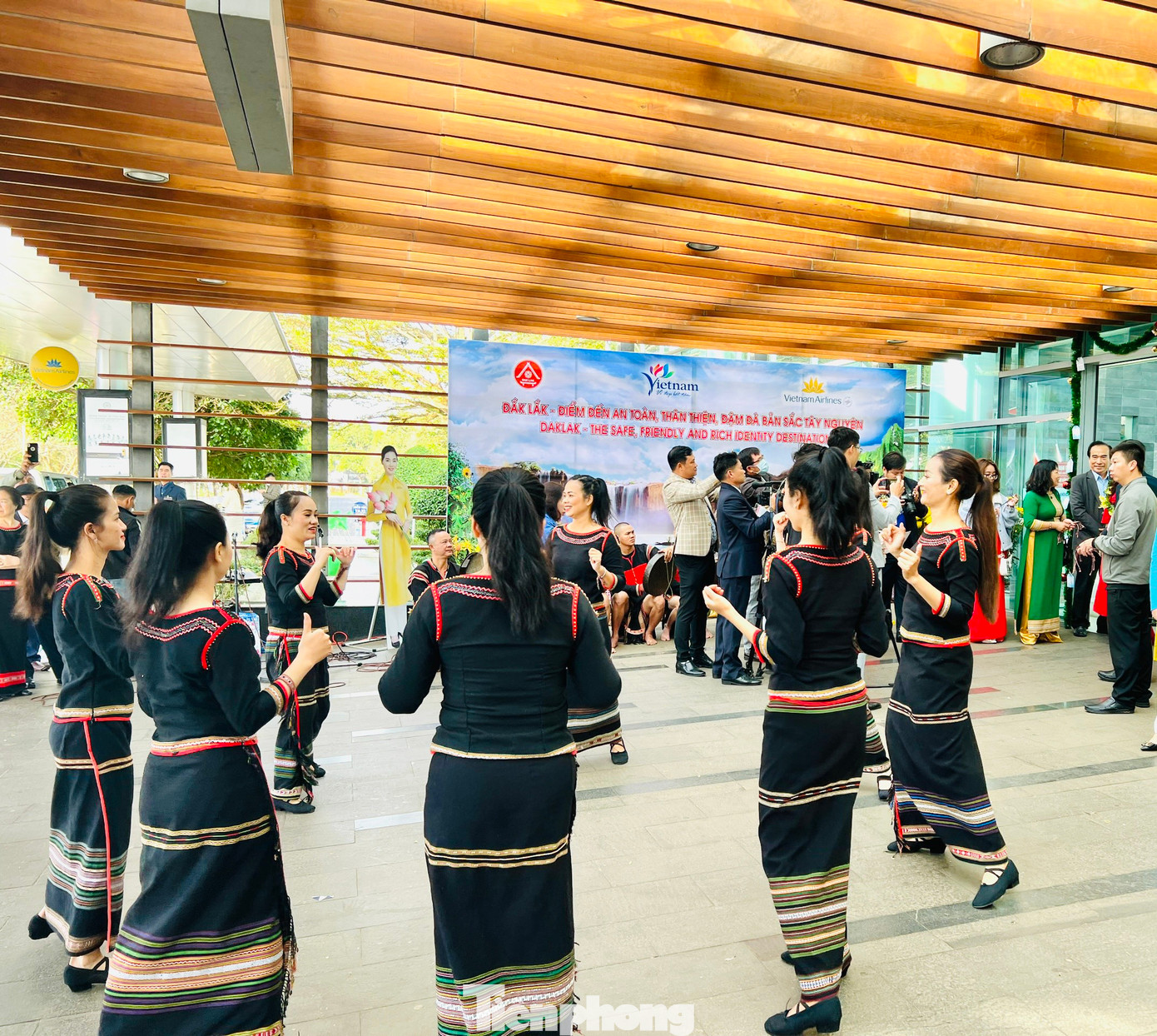 Đoàn nghệ nhân người đồng bào Êđê biểu diễn các tiết mục múa, cồng chiêng Đoàn nghệ nhân người đồng bào Êđê biểu diễn các tiết mục múa, cồng chiêng