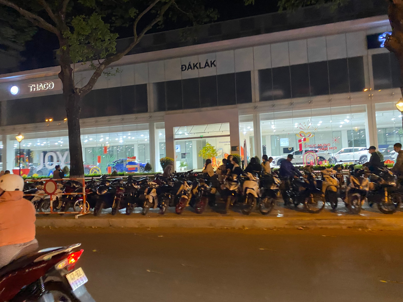 Các điểm giữ xe gần Quảng trường 10-3 đông kín. Các điểm giữ xe gần Quảng trường 10-3 đông kín.