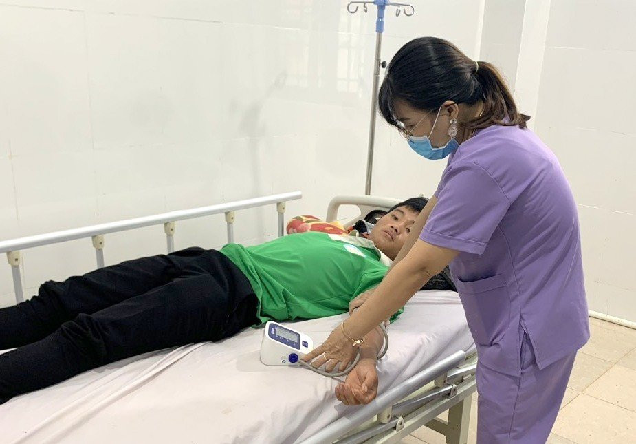 Bác sĩ Trung tâm Y tế huyện Đắk Glong chăm sóc, điều trị các bệnh nhân