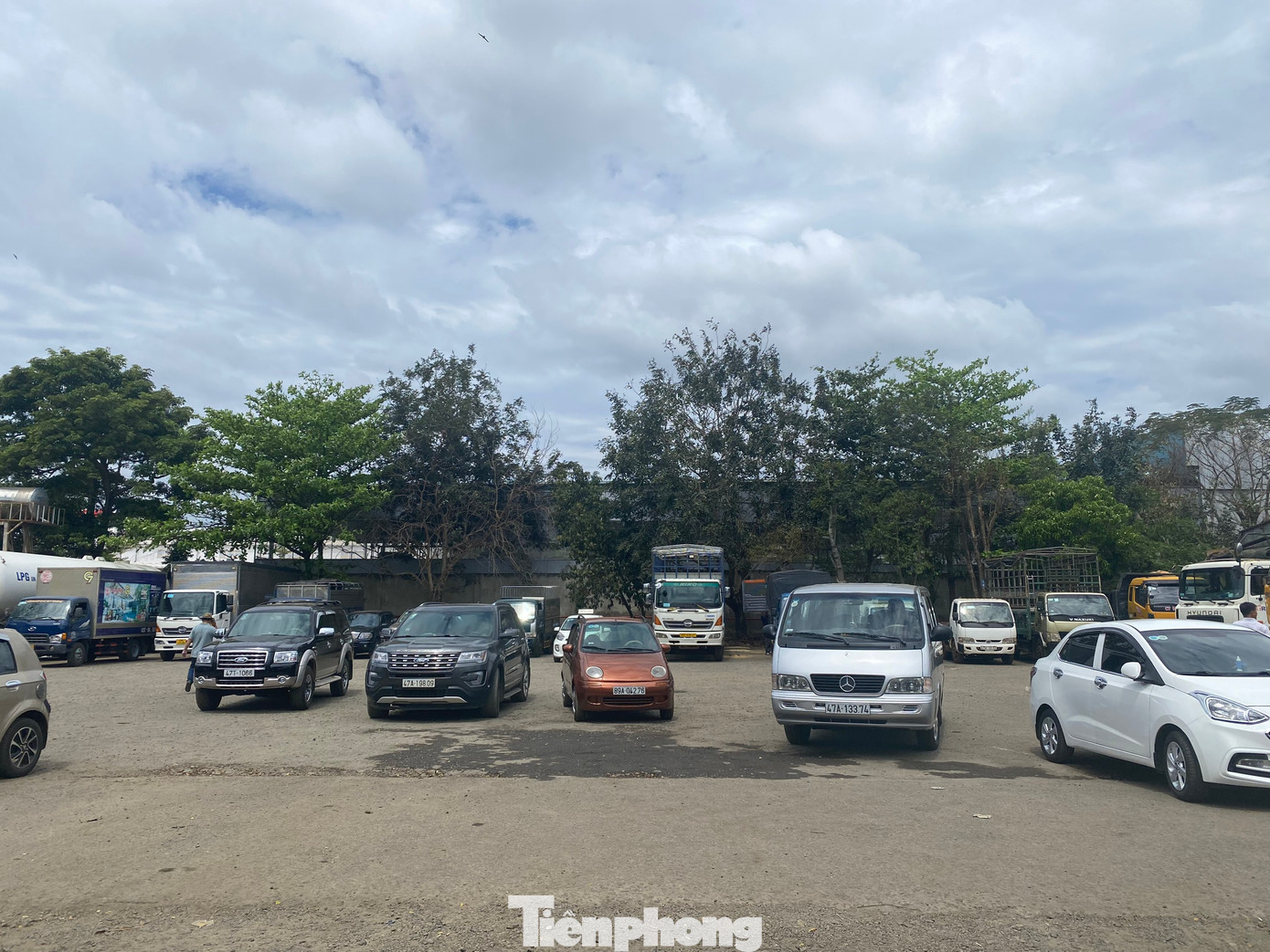 Bãi đậu xe chờ đăng kiểm của trung tâm 47-01D vào hôm nay.