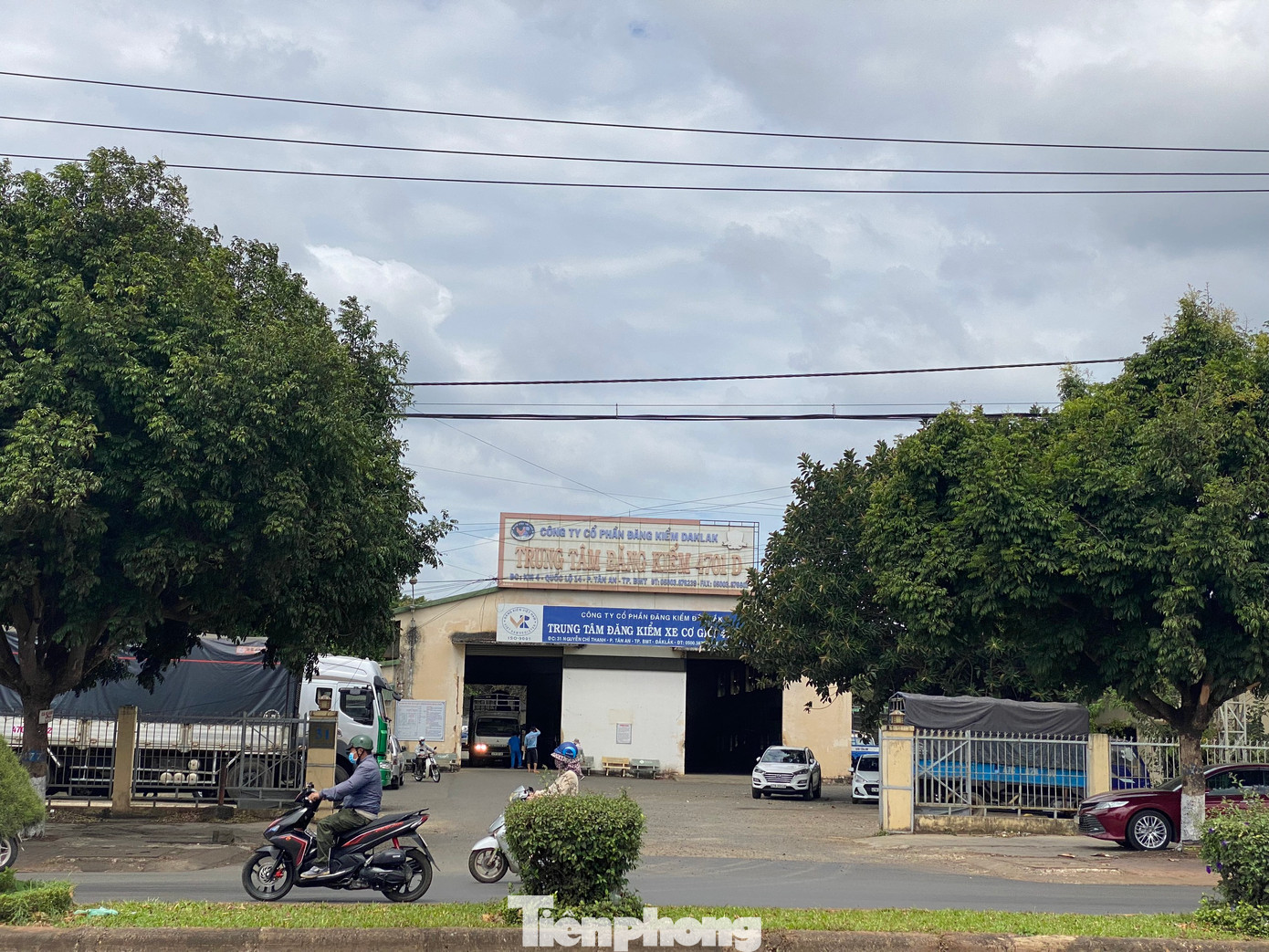 Trong khi đó, tại Trung tâm Đăng kiểm xe cơ giới 47-01D (31 Nguyễn Chí Thanh, phường Tân An, TP.Buôn Ma Thuột) từ sáng sớm có rất đông xe đến đăng kiểm xe.