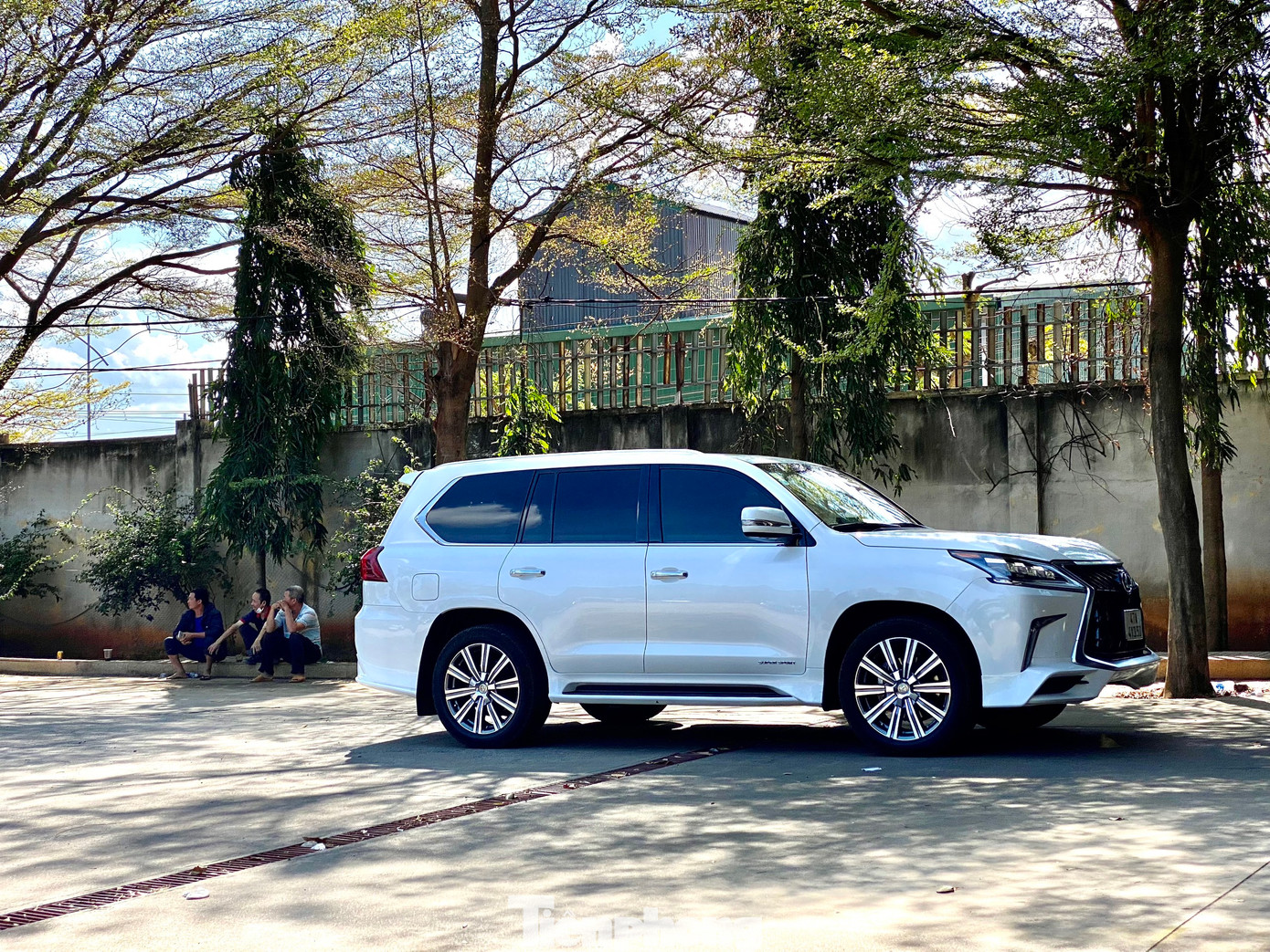 Đến Trung tâm Đăng kiểm xe cơ giới 47-04D (75 Nguyễn Thị Định, phường Thành Nhất, TP.Buôn Ma Thuột) từ 9h, nhưng chiếc xe Lexus LX570 phải chờ đến 15h vẫn chưa đến lượt đăng kiểm.