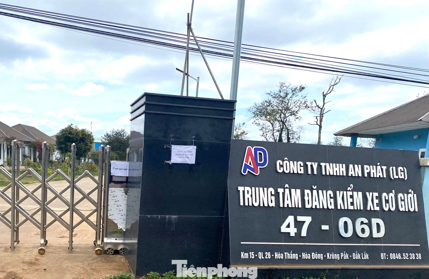 Trước cổng trung tâm này dán một tờ giấy với nội dung: "Công ty đang tạm dừng hoạt động để bảo trì máy móc". Bà Trần Lan Thanh (thị trấn Phước An, huyện Krông Pắc) cho biết: Do không nắm được thông tin trung tâm đóng cửa nên bà đã đưa xe lên đây để đăng kiểm rồi phải thất vọng quay về.