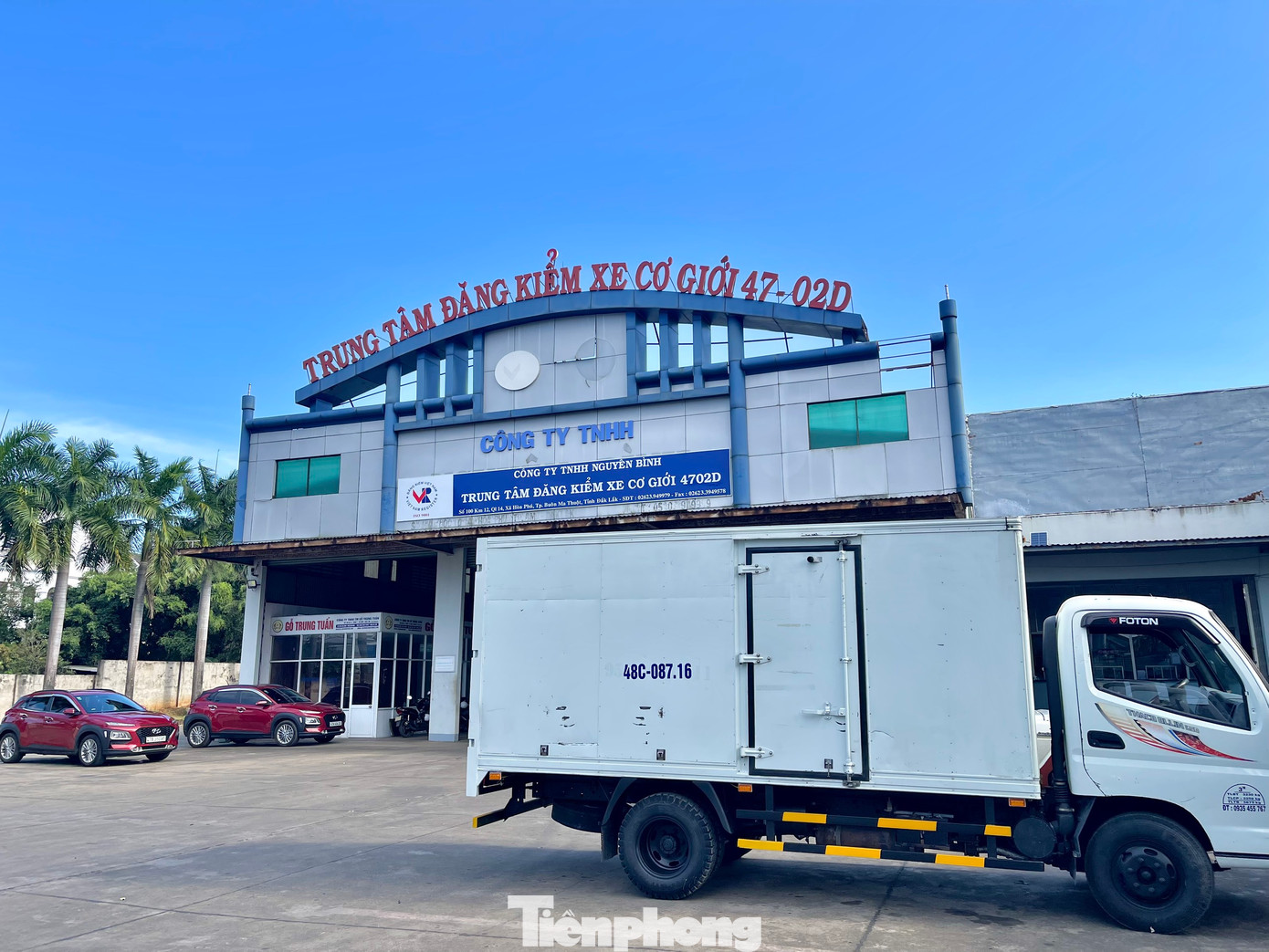 Đến 16 giờ cùng ngày, tại Trung tâm Đăng kiểm xe cơ giới 47-02D vẫn còn rất đông xe chờ đến lượt đăng kiểm.