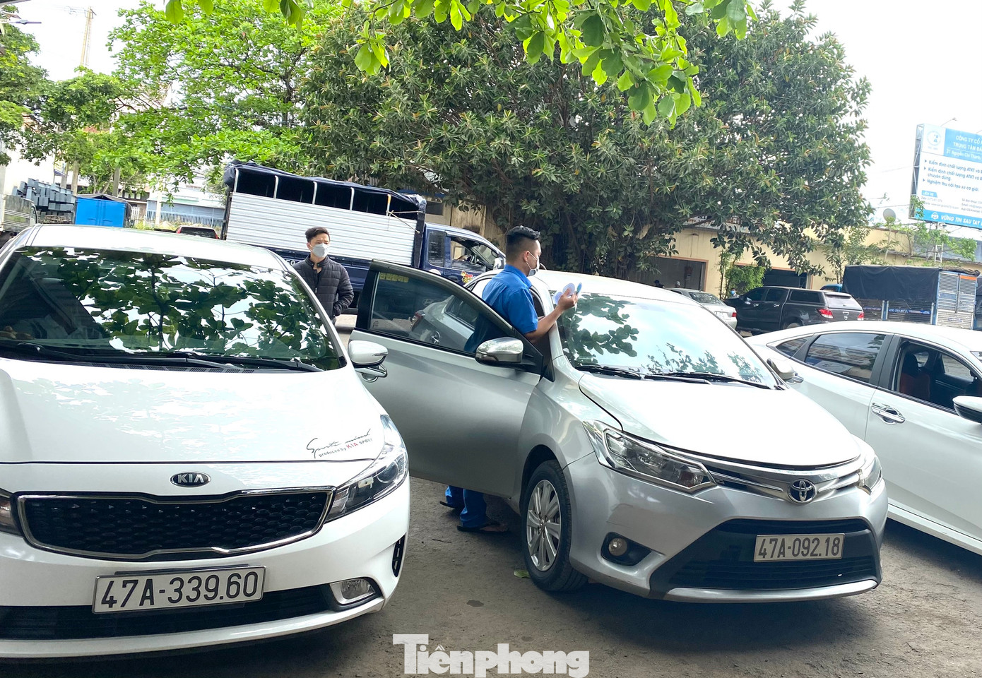 Chiếc ô tô sau khi đạt chất lượng kiểm định được nhân viên dán nhãn