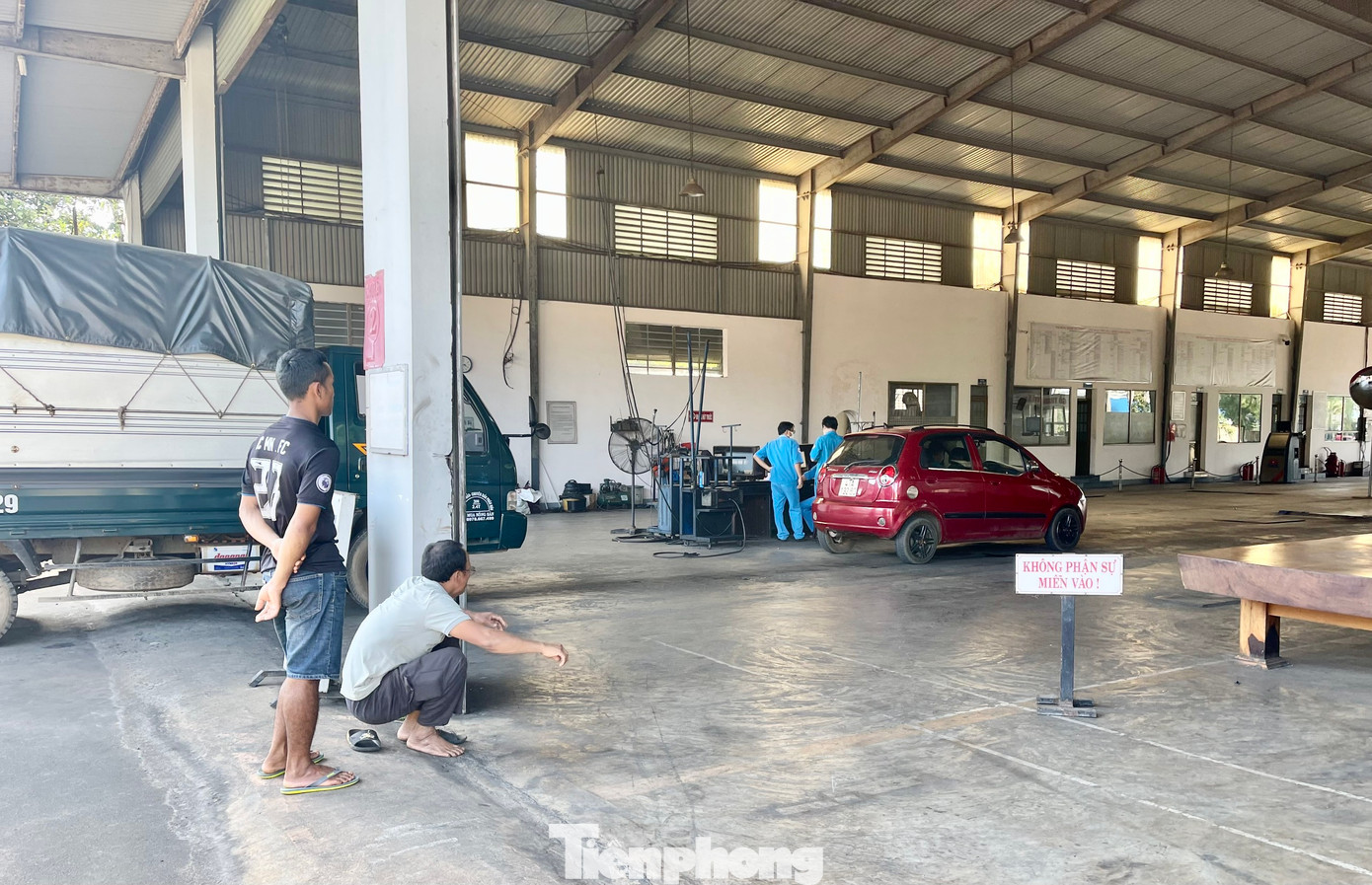 Tài xế mệt mỏi vì mất nguyên một ngày để đăng kiểm xe.