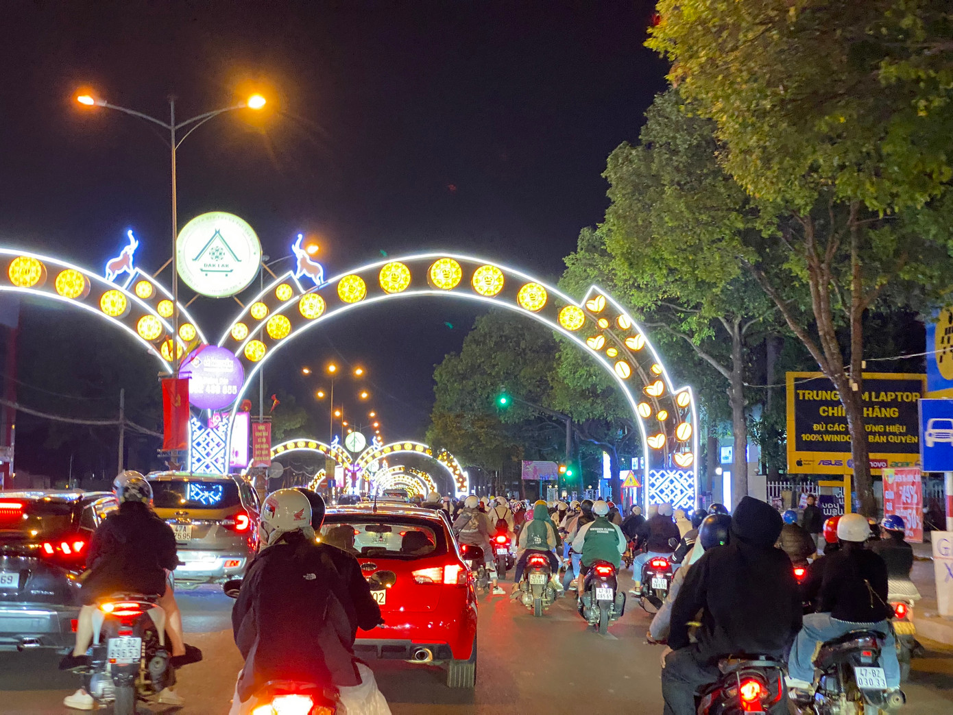 Ghi nhận của PV Khả Hưng, từ khoảng 18 giờ tối 30 Tết, hàng nghìn người dân trên địa bàn tỉnh Đắk Lắk đổ về Quảng trường 10-3 (TP Buôn Ma Thuột) xem chương trình nghệ thuật và bắn pháo hoa với chủ đề "Mừng Đảng quang vinh, mừng xuân Giáp Thìn 2024". Ghi nhận của PV Khả Hưng, từ khoảng 18 giờ tối 30 Tết, hàng nghìn người dân trên địa bàn tỉnh Đắk Lắk đổ về Quảng trường 10-3 (TP Buôn Ma Thuột) xem chương trình nghệ thuật và bắn pháo hoa với chủ đề "Mừng Đảng quang vinh, mừng xuân Giáp Thìn 2024".