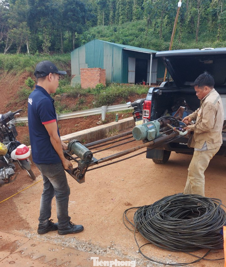 Vận chuyển máy cắt bê tông từ TPHCM đến công trình để cắt tràn xả lũ. Vận chuyển máy cắt bê tông từ TPHCM đến công trình để cắt tràn xả lũ.