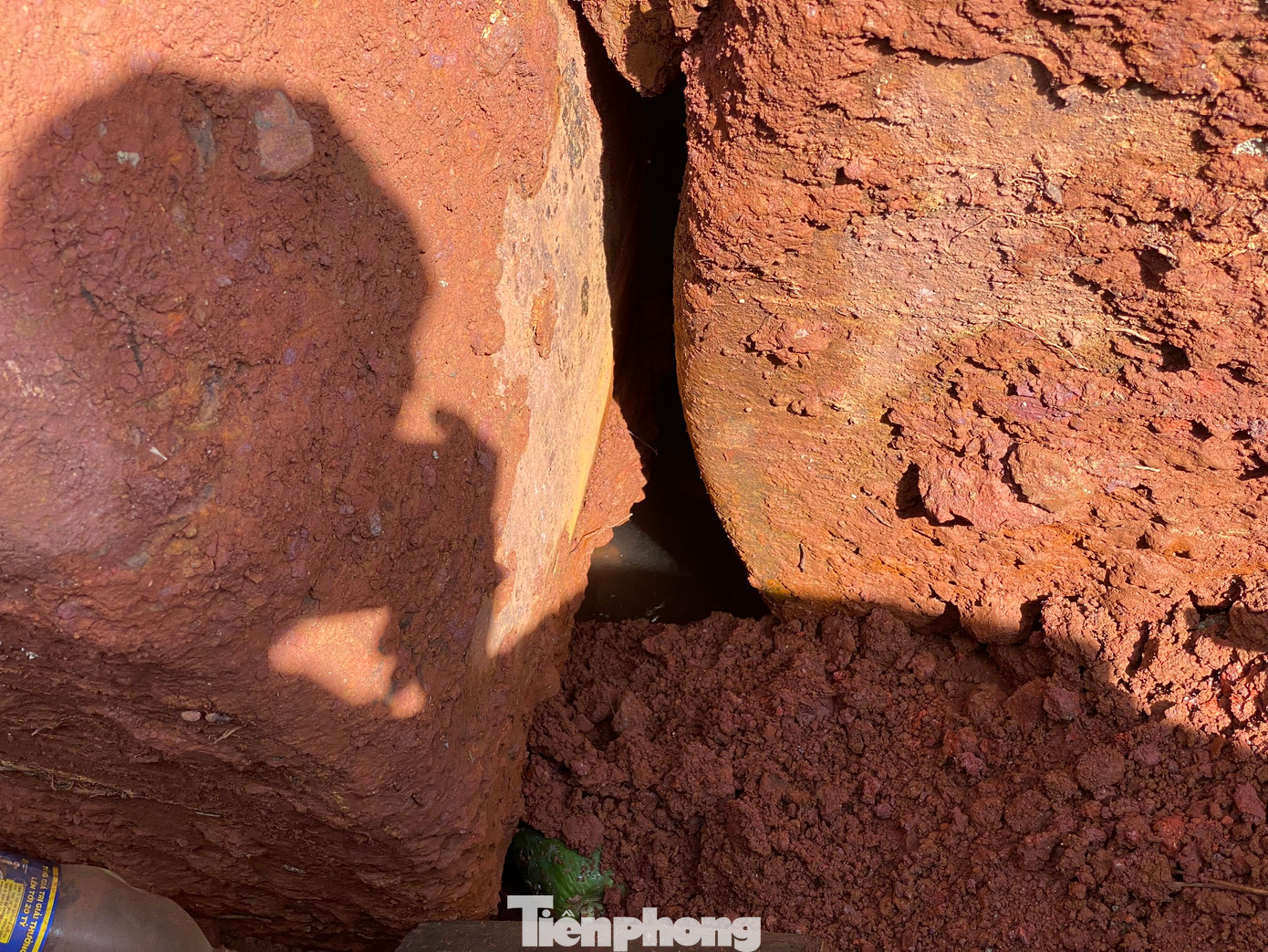 “Thời gian qua, Đắk Nông mưa lớn, kéo dài khiến lượng nước mưa không thoát được nên đã đẩy bồn chứa xăng trồi lên mặt đất, nổi lềnh bềnh. Đã có nhiều đoàn của UBND tỉnh Đắk Nông, TP Gia Nghĩa đến kiểm tra, xác định không có mạch nước ngầm ở bồn chứa xăng của cửa hàng kinh doanh xăng dầu Minh Phương 3”, ông Nghị cho biết thêm.