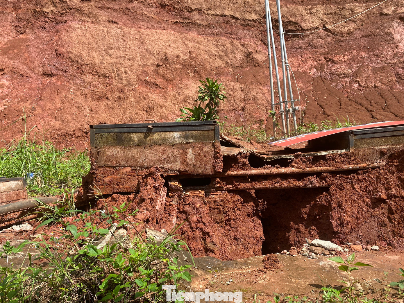 Trước đó, như Tiền Phong đưa tin, sáng 5/8, lãnh đạo UBND tỉnh Đắk Nông đã kiểm tra tình hình bồn chứa xăng tại Cửa hàng kinh doanh xăng dầu Minh Phương 3 ở đường Tôn Đức Thắng bất ngờ trồi lên mặt đất.