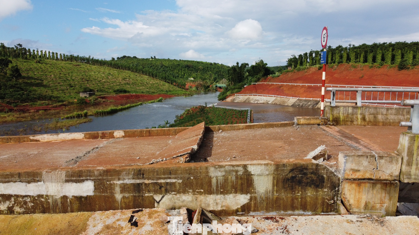 Bê tông mặt cầu bị nứt vỡ.