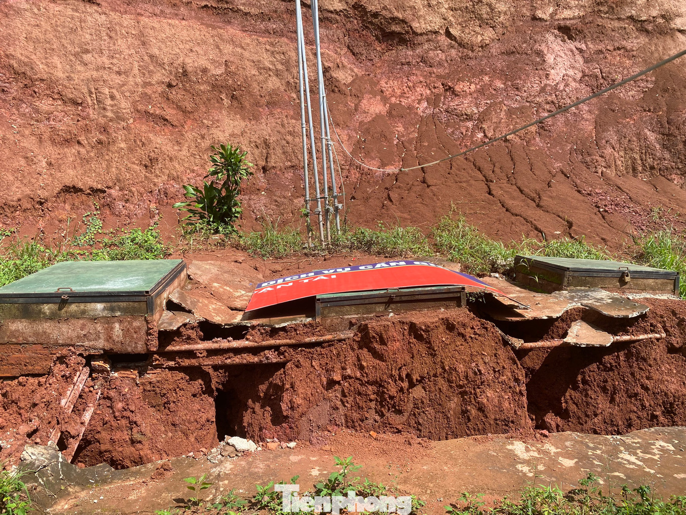 Bồn chứa xăng trồi lên khỏi mặt đất cao khoảng 1,2-1,5m