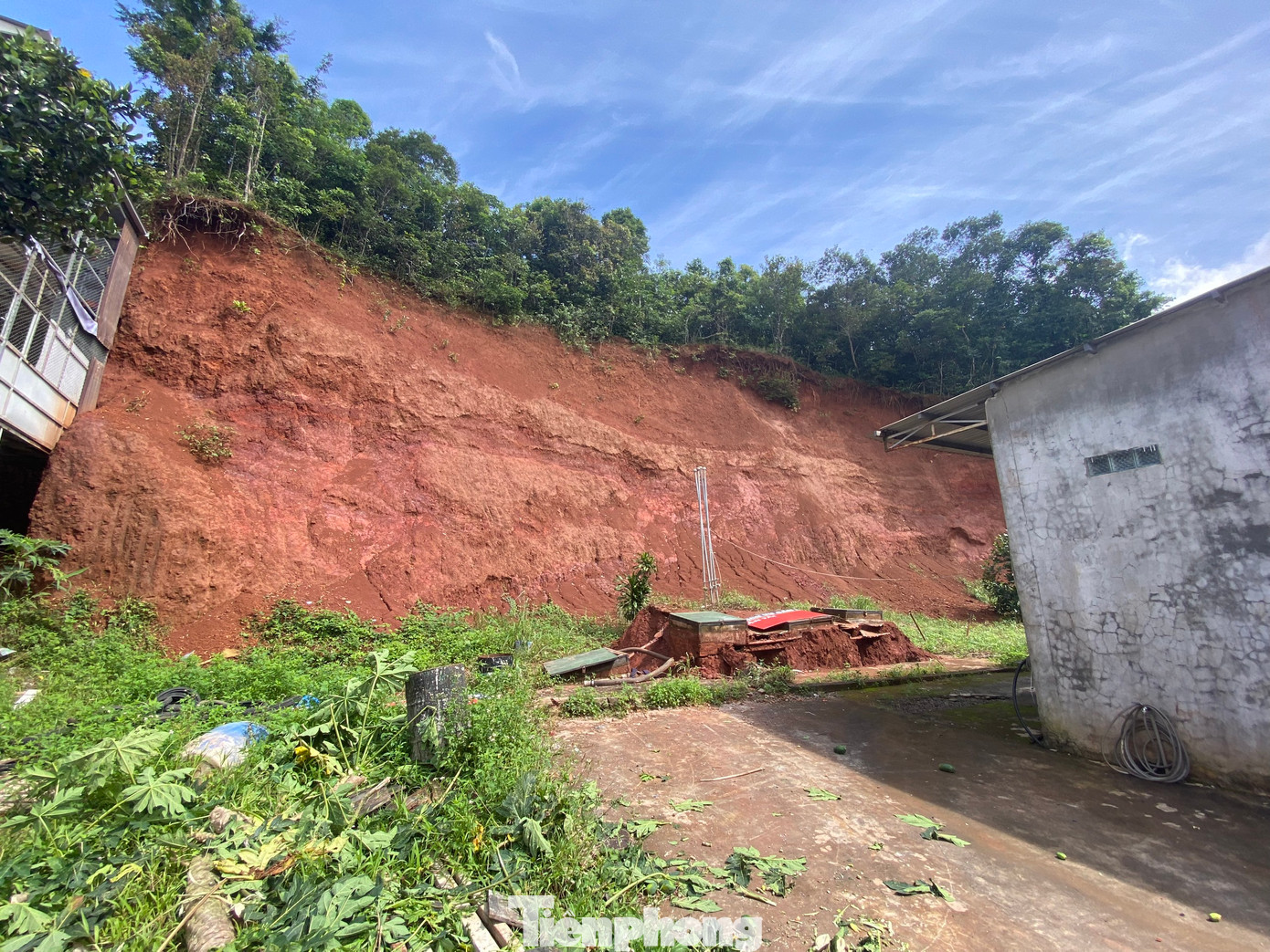 Khu vực bồn chứa xăng, dầu tiếp giáp bờ taluy quả đồi.