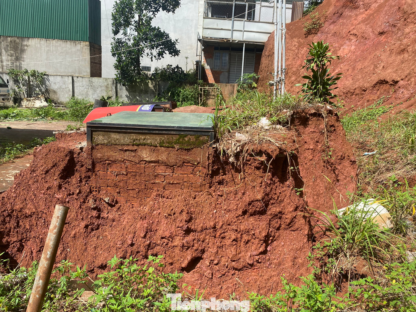 Sáng 14/8, ông Vũ Hữu Nghị, Chủ tịch UBND phường Nghĩa Thành (TP Gia Nghĩa, Đắk Nông) cho biết, đã xác định được nguyên nhân khiến bồn chứa xăng dầu tại Cửa hàng kinh doanh xăng dầu Minh Phương 3 ở trên địa bàn bất ngờ trồi lên mặt đất.