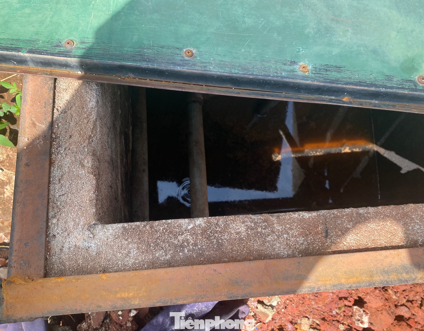 Nước mưa ở trong bồn chứa xăng