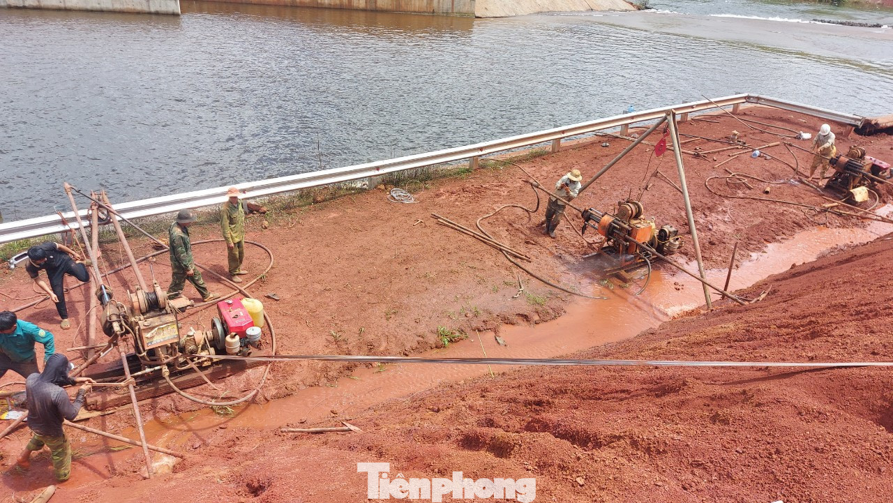 Đơn vị thi công tiến hành khoan sâu vào quả đồi để thoát nước Đơn vị thi công tiến hành khoan sâu vào quả đồi để thoát nước