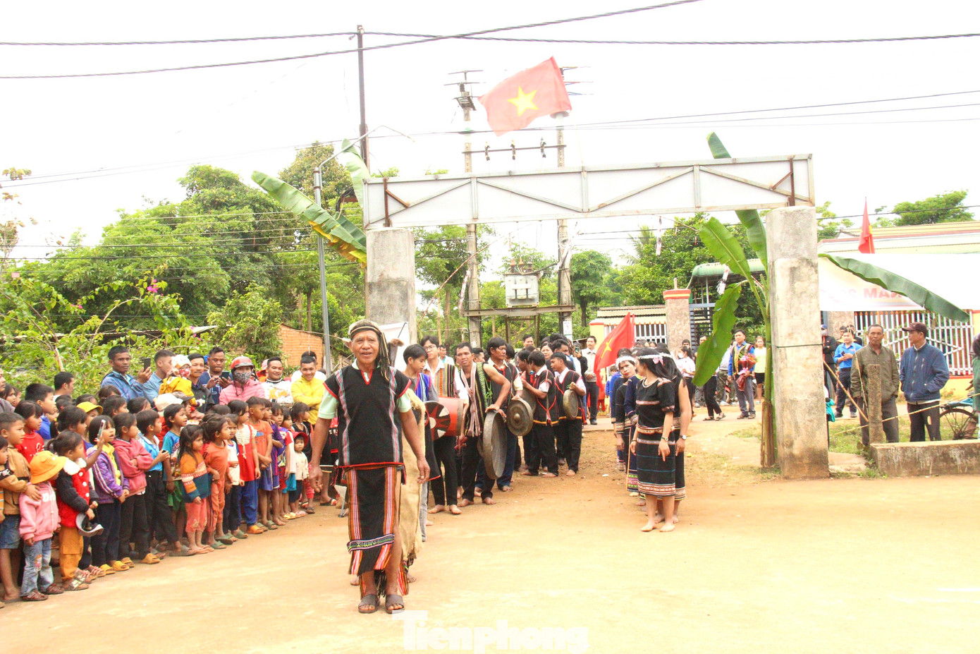 Già làng dẫn đầu đoàn bắt đầu hành lễ.