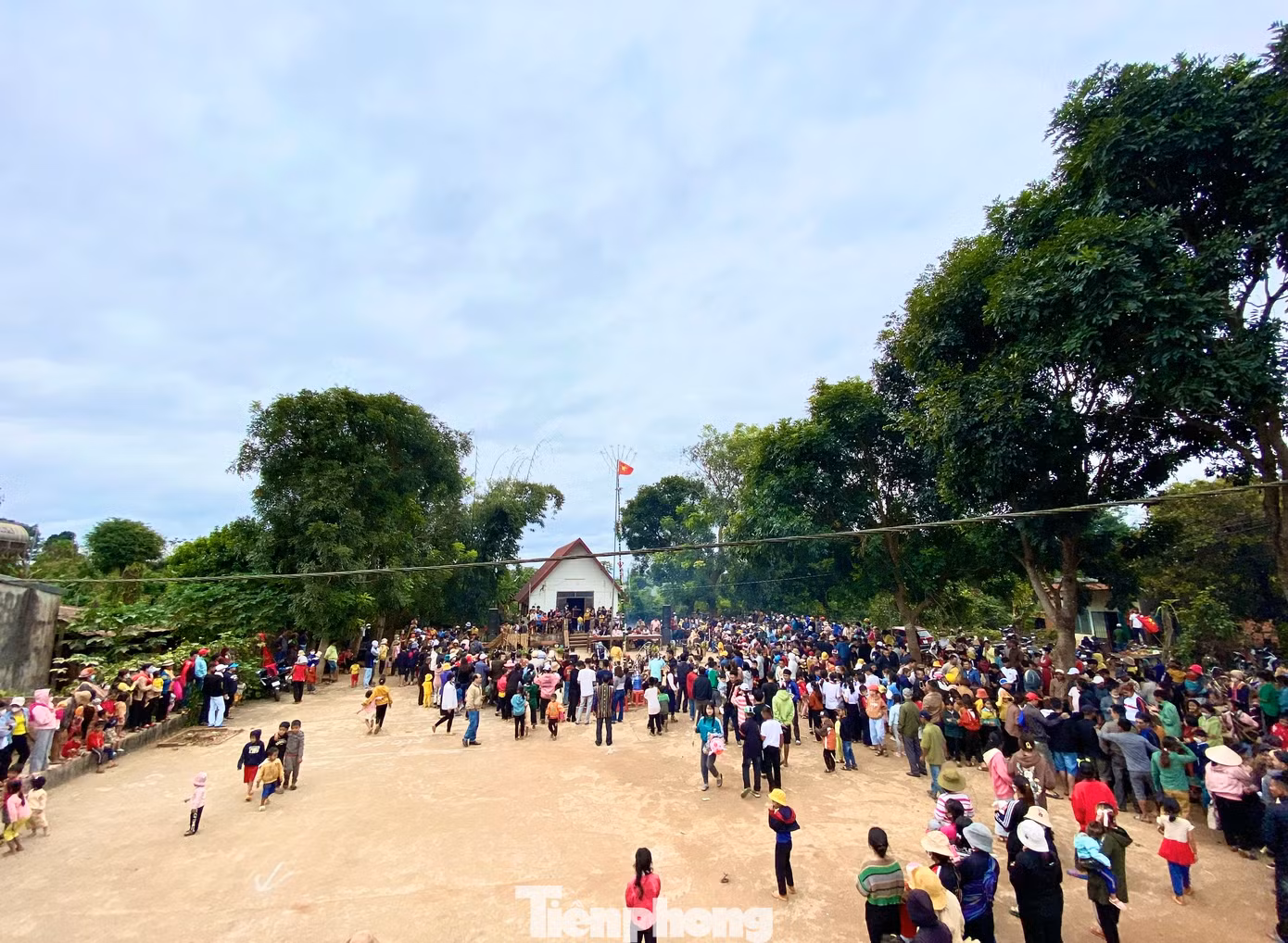 Đến 12h trưa, rất đông người dân đã tập trung tại sân nhà văn hóa cộng đồng buôn H'ring.
