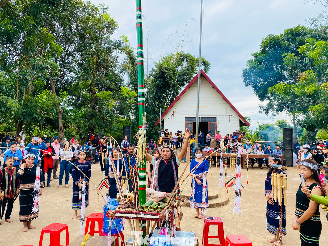 Già làng A Gó đại diện người dân buôn H'ring trịnh trọng làm lễ.