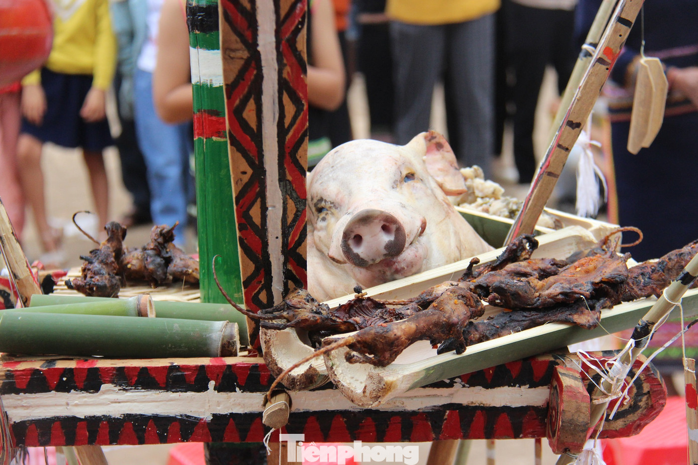 Lễ vật đầu heo và chuột đồng được bày ngay ngắn nơi cây nêu.