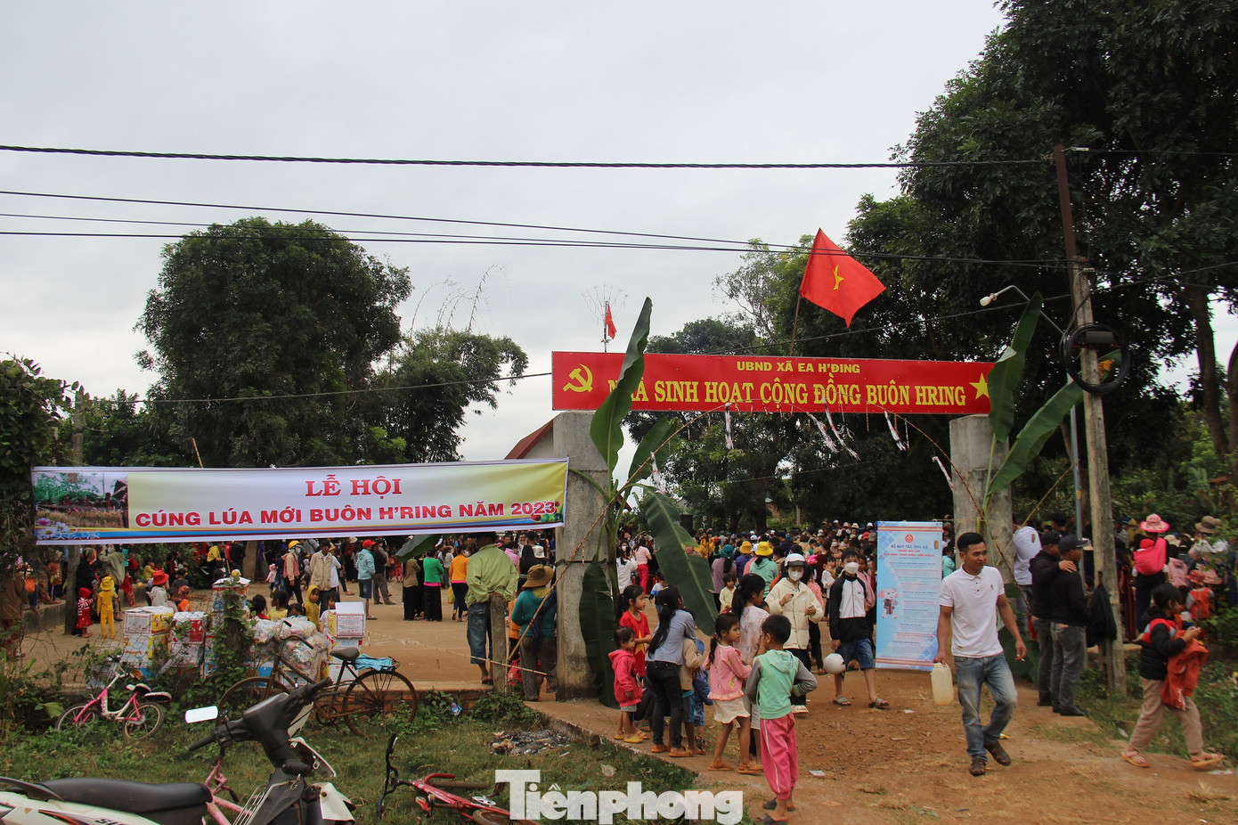 Từ sáng sớm, người dân tập trung về nhà cộng đồng buôn H’ring.