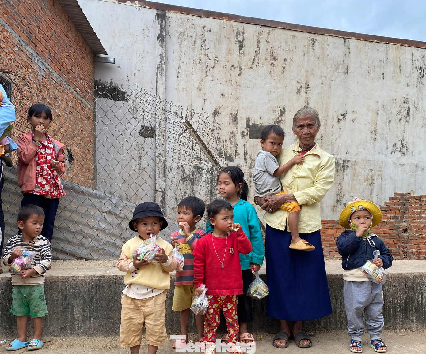 Nhiều em nhỏ vui mừng khi được Đoàn thanh niên tặng quà.