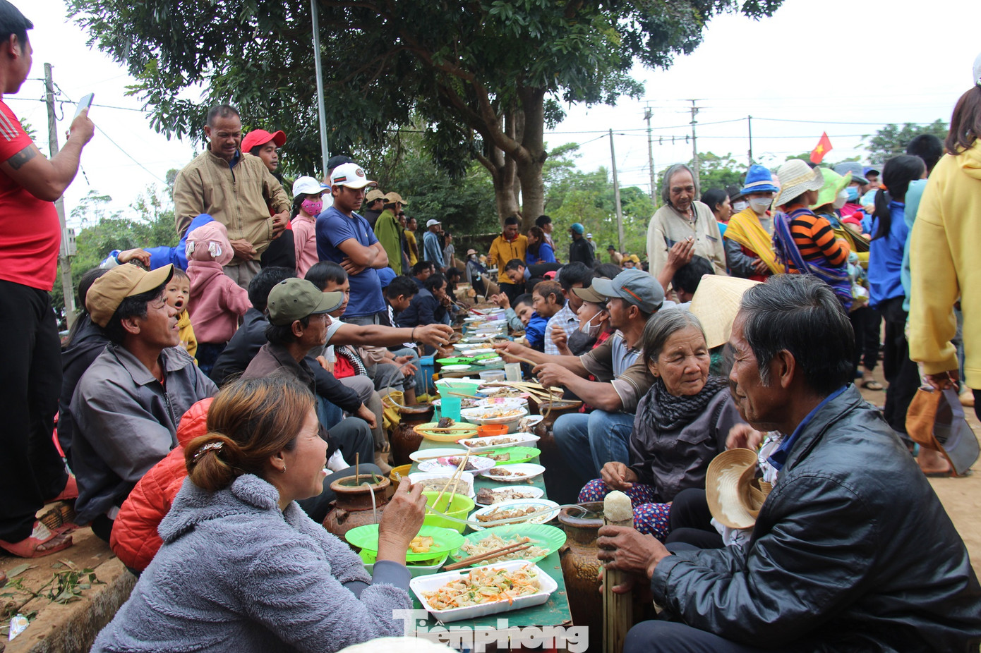 Người dân trong buôn H'ring và du khách thưởng thức rượu cần và các món ăn như cơm lam, thịt chuột...