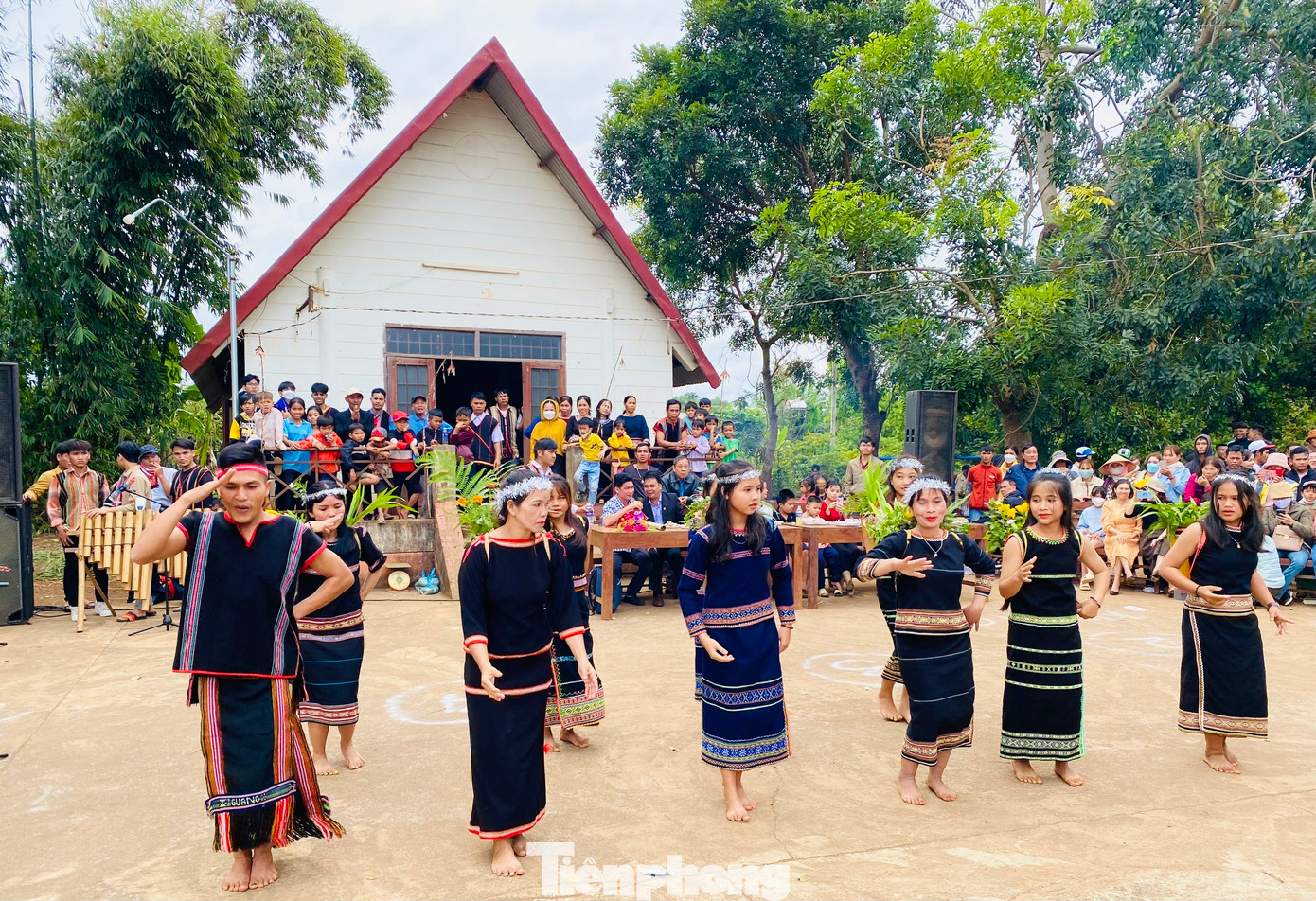 Chàng trai, cô gái Xê Đăng múa bài Kon Hring hôm nay.