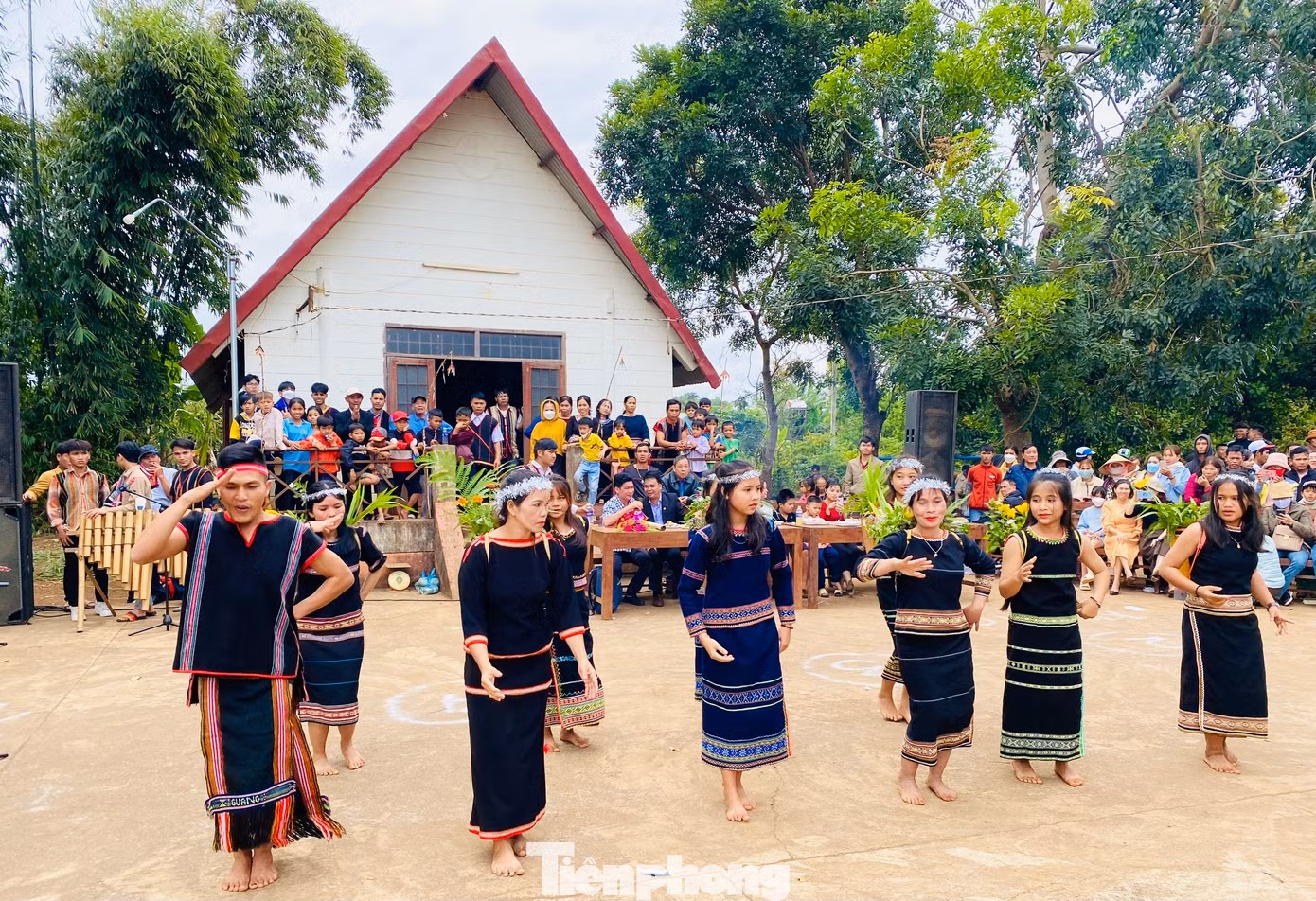 Chàng trai, cô gái Xê Đăng múa bài Kon Hring hôm nay.