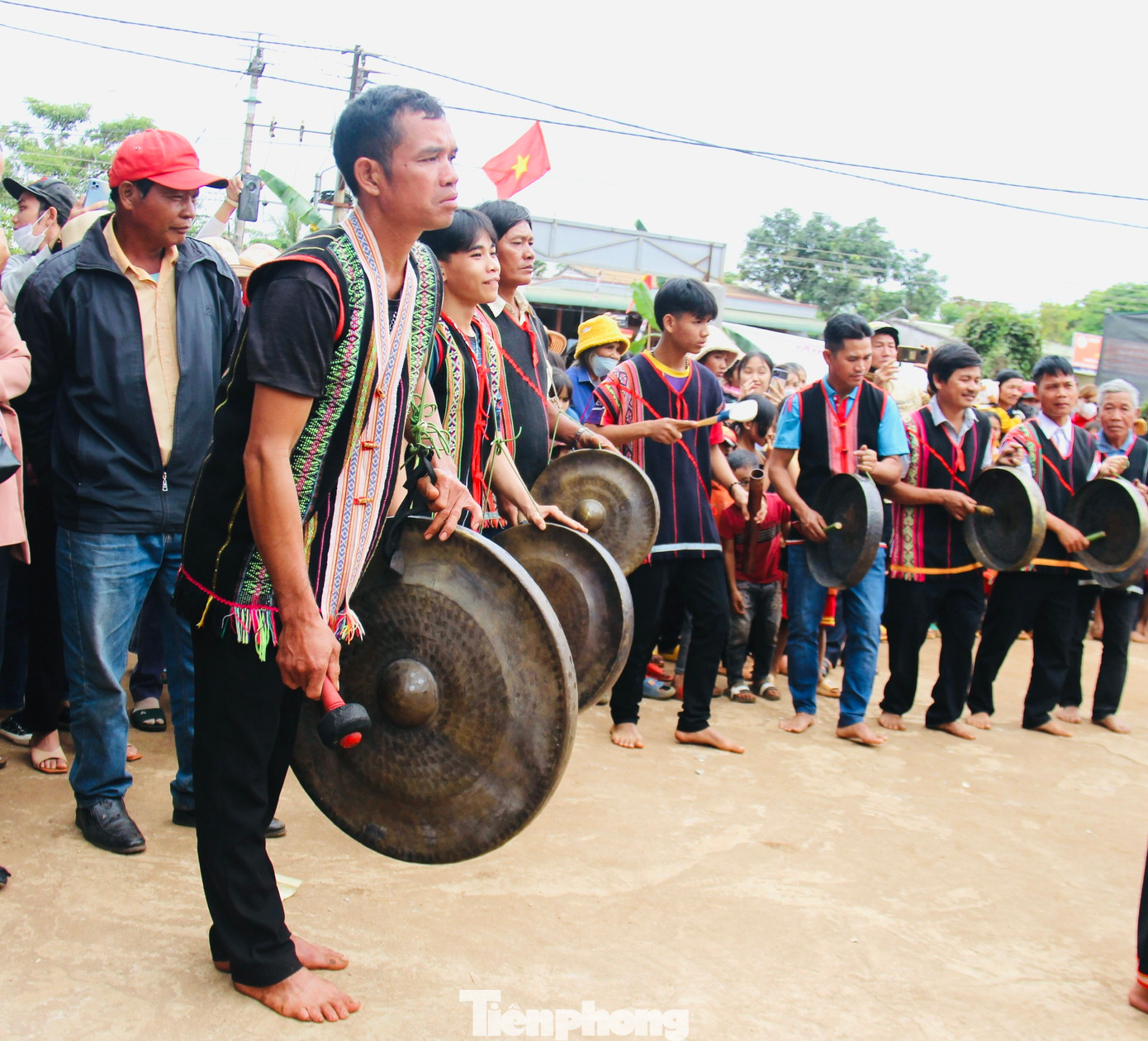 Những nghệ nhân biểu diễn cồng chiêng.