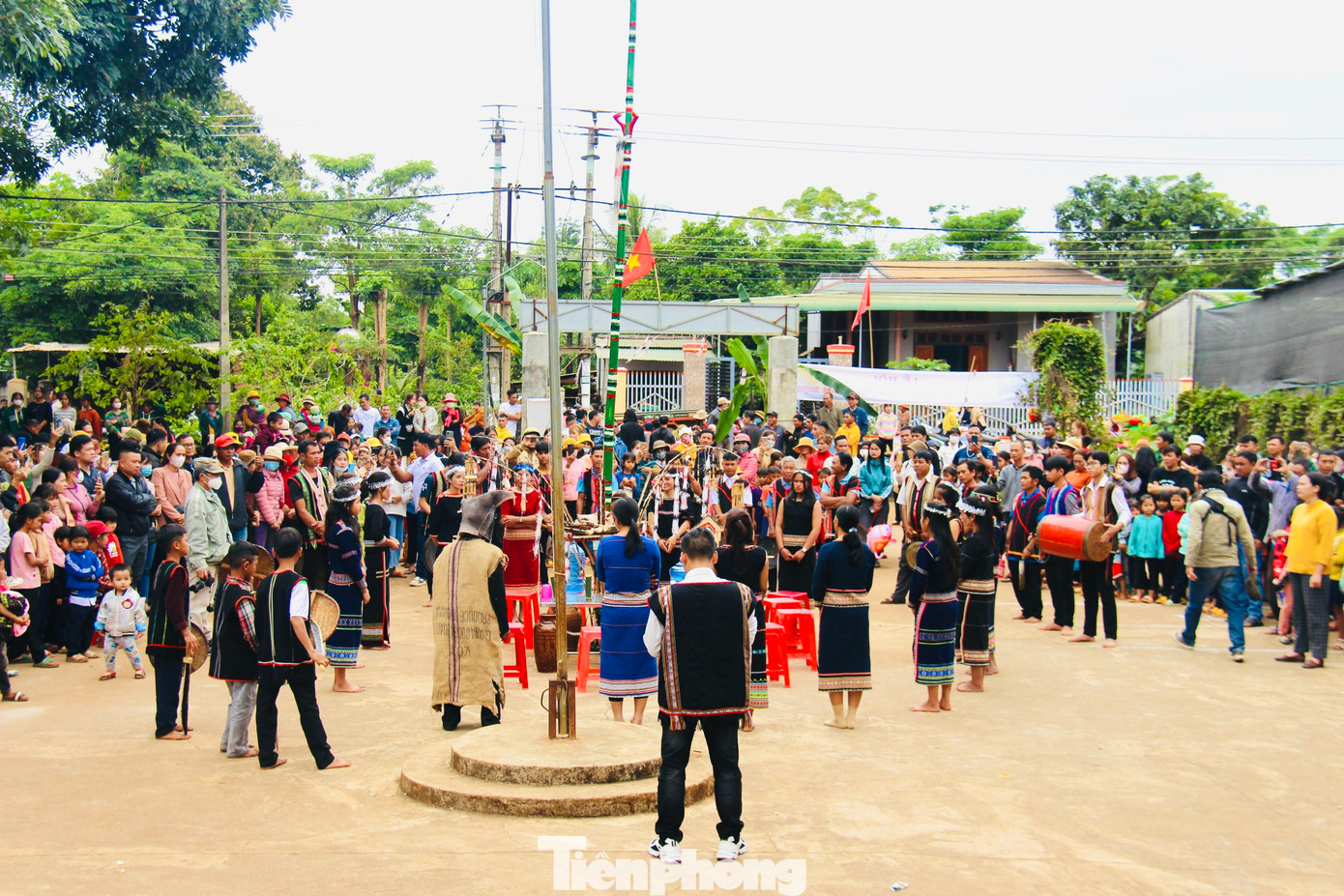 Người dân trong buôn tập trung quanh cây nêu.