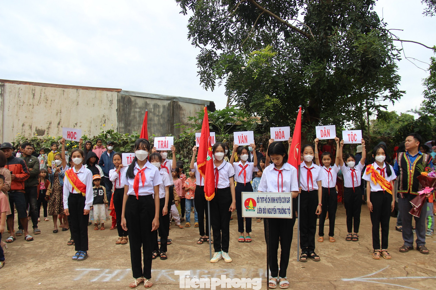 Học sinh trường THCS Nguyễn Trường Tộ tham gia Lễ hội mừng lúa mới của người Xơ Đăng.