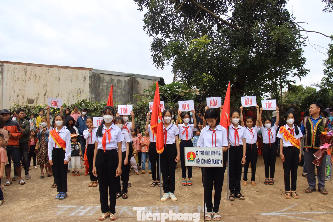 Học sinh trường THCS Nguyễn Trường Tộ tham gia Lễ hội mừng lúa mới của người Xơ Đăng.