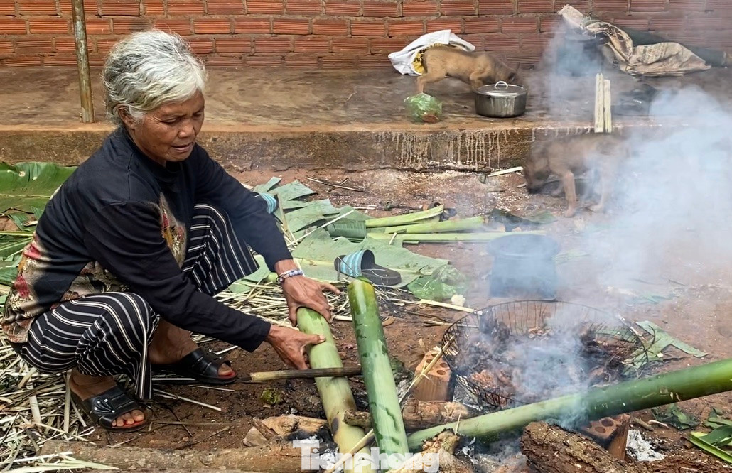 Người dân nướng thịt chuột để chuẩn bị làm lễ vật.