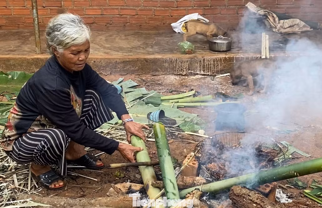 Người dân nướng thịt chuột để chuẩn bị làm lễ vật.