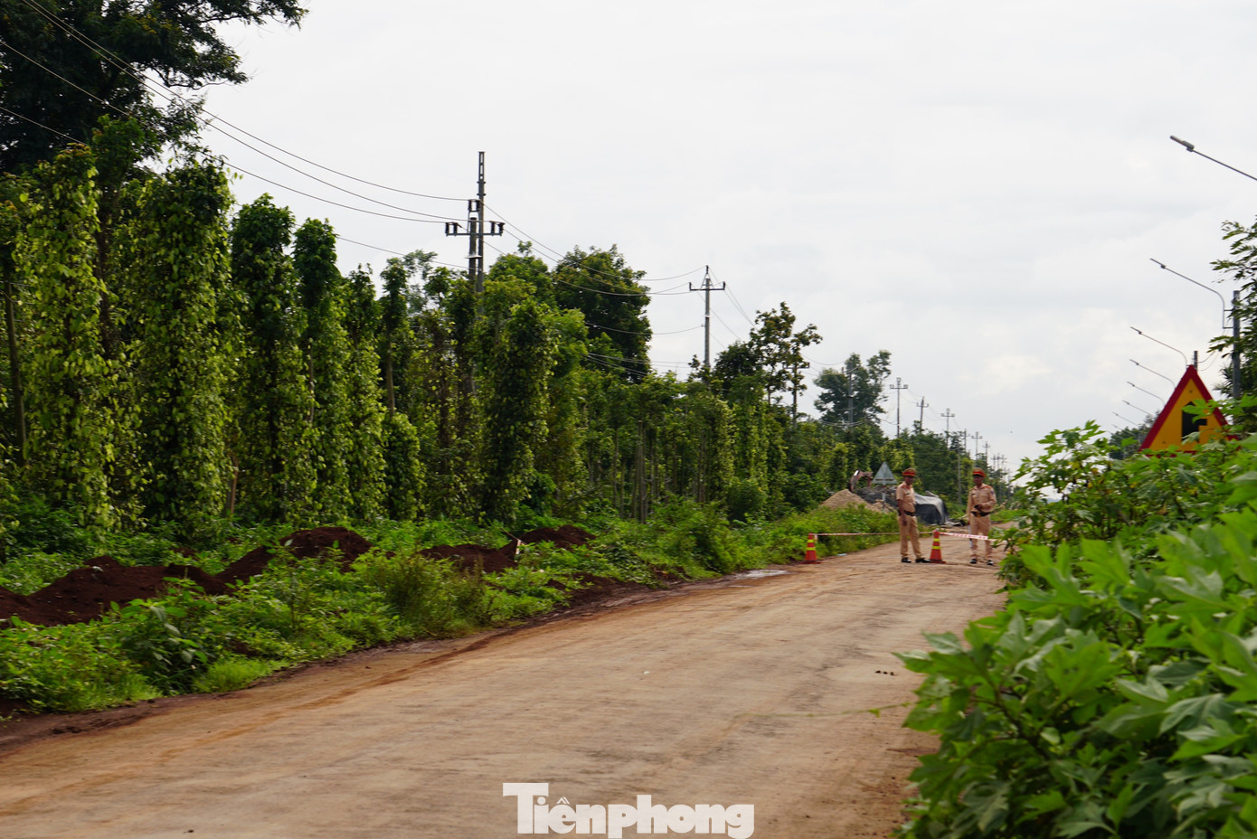 Lực lượng chức năng chốt chặn các tuyến đường Lực lượng chức năng chốt chặn các tuyến đường