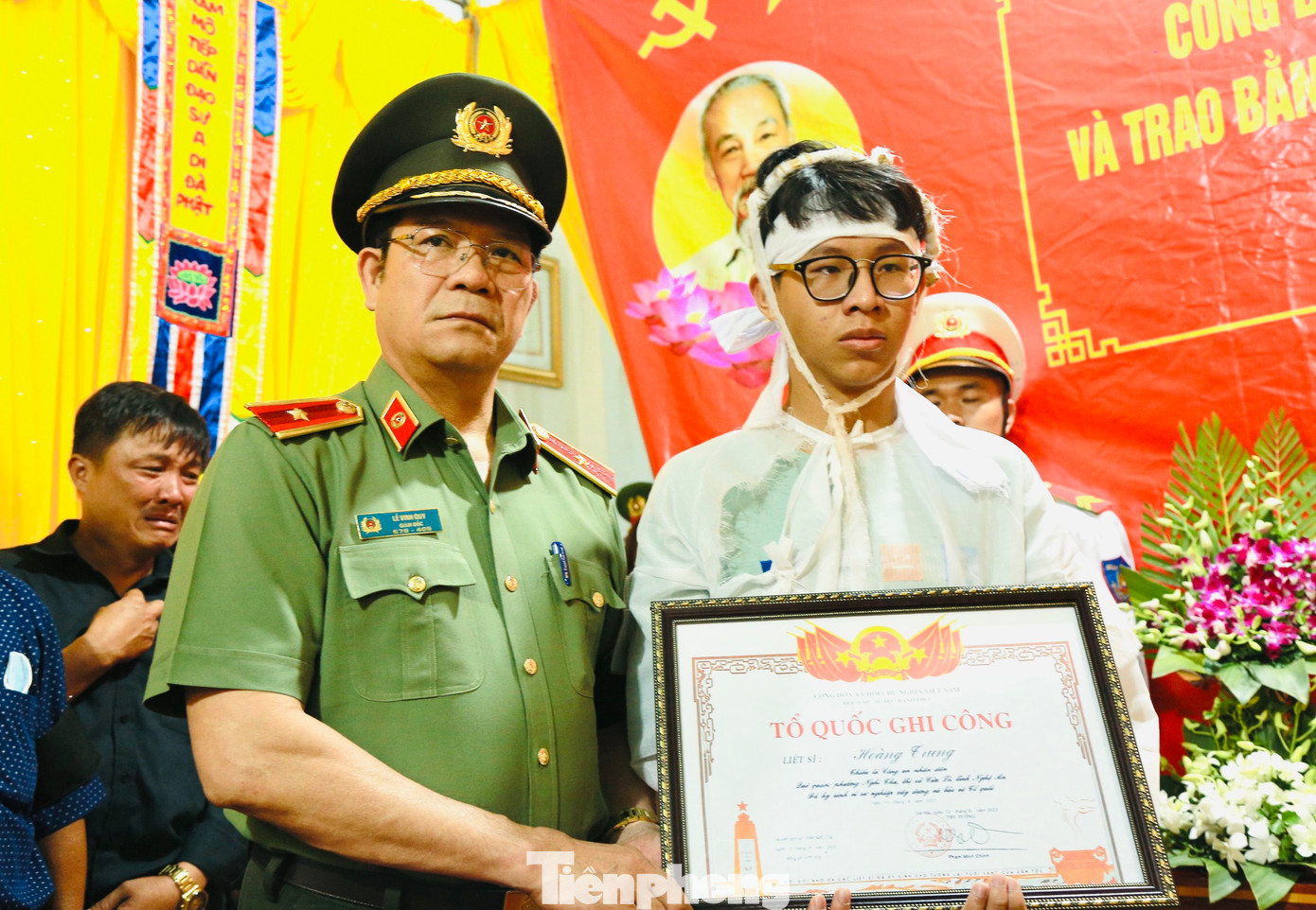 Thiếu tướng Lê Vinh Quy - Giám đốc Công an tỉnh Đắk Lắk - trao bằng Tổ Quốc ghi công tặng gia đình Thiếu tá Hoàng Trung.