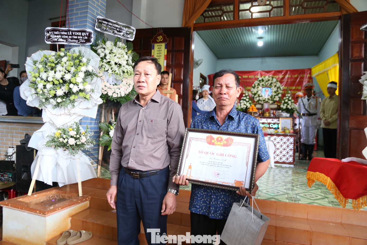 Ông Trần Phú Hùng - Phó Chủ tịch Hội đồng nhân dân tỉnh Đắk Lắk - trao bằng Tổ Quốc ghi công tặng đại diện gia đình Đại úy Hà Tuấn Anh.