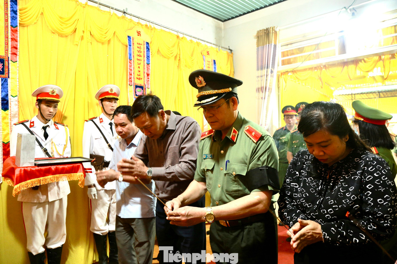 Thiếu tướng Lê Vinh Quy, Giám đốc Công an tỉnh Đắk Lắk cùng đoàn công tác thăm viếng các cán bộ, chiến sĩ.