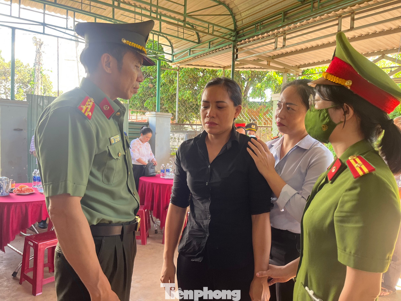 Công an tỉnh Đắk Lắk động viên thân nhân gia đình liệt sĩ hy sinh.