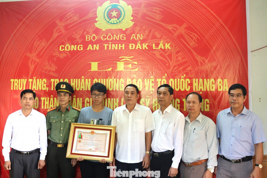 Truy tặng, trao Huân chương Bảo vệ Tổ quốc hạng Ba cho thân nhân gia đình liệt sĩ, Thiếu tá Hoàng Trung, cán bộ Công an xã Ea Ktur.