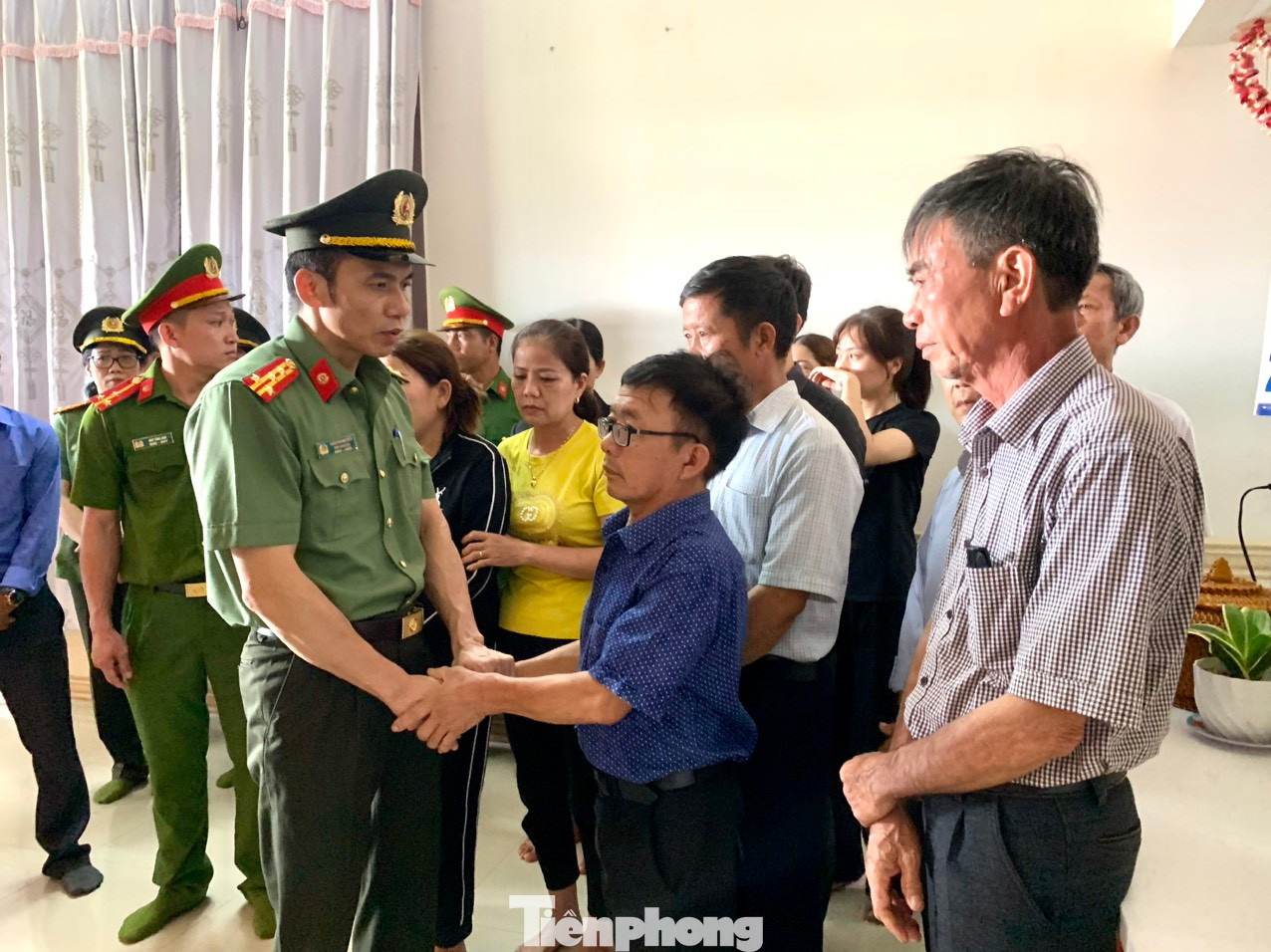 Công an tỉnh Đắk Lắk động viên gia đình các liệt sĩ.