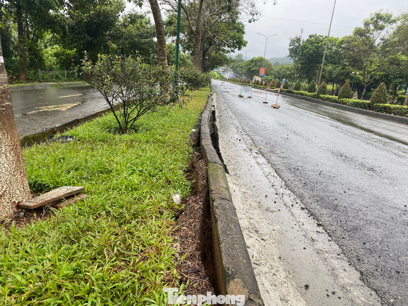 Lề của làn đường dành cho ô tô cũng đang xuất hiện các vệt nứt dài. Lề của làn đường dành cho ô tô cũng đang xuất hiện các vệt nứt dài.