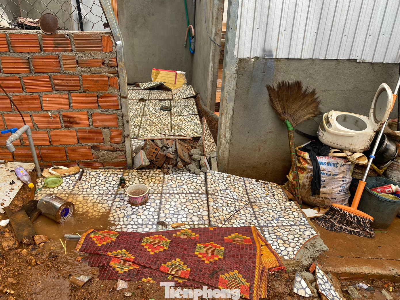 Bà Nguyễn Thị Dung (SN 1976, tổ dân phố 9, phường Nghĩa Thành) cho biết: "Sáng nay, gia đình quay lại nhà để tiếp tục di dời tài sản, phát hiện thêm nhiều vết nứt ở tường nhà, nền đất. Bờ taluy phía sau lưng nhà nứt to hơn, có nước chảy. Tôi cùng gia đình đang khẩn trương đưa tài sản đến nhà người thân”. Bà Nguyễn Thị Dung (SN 1976, tổ dân phố 9, phường Nghĩa Thành) cho biết: "Sáng nay, gia đình quay lại nhà để tiếp tục di dời tài sản, phát hiện thêm nhiều vết nứt ở tường nhà, nền đất. Bờ taluy phía sau lưng nhà nứt to hơn, có nước chảy. Tôi cùng gia đình đang khẩn trương đưa tài sản đến nhà người thân”.