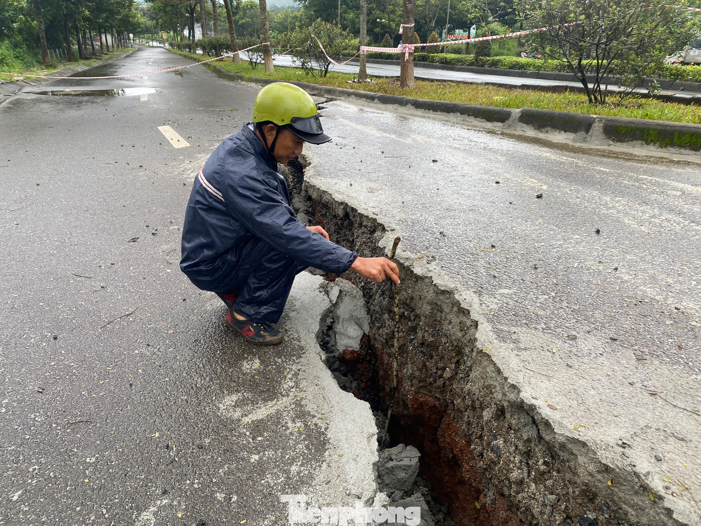 Anh Cao Ngọc Biên (SN 1987, TP Gia Nghĩa) cho biết, đường Hồ Chí Minh đoạn qua Phường Nghĩa Thành đã sụt lún nghiêm trọng, vết nứt toác to hơn trước, sâu khoảng 1 m. Anh Cao Ngọc Biên (SN 1987, TP Gia Nghĩa) cho biết, đường Hồ Chí Minh đoạn qua Phường Nghĩa Thành đã sụt lún nghiêm trọng, vết nứt toác to hơn trước, sâu khoảng 1 m.