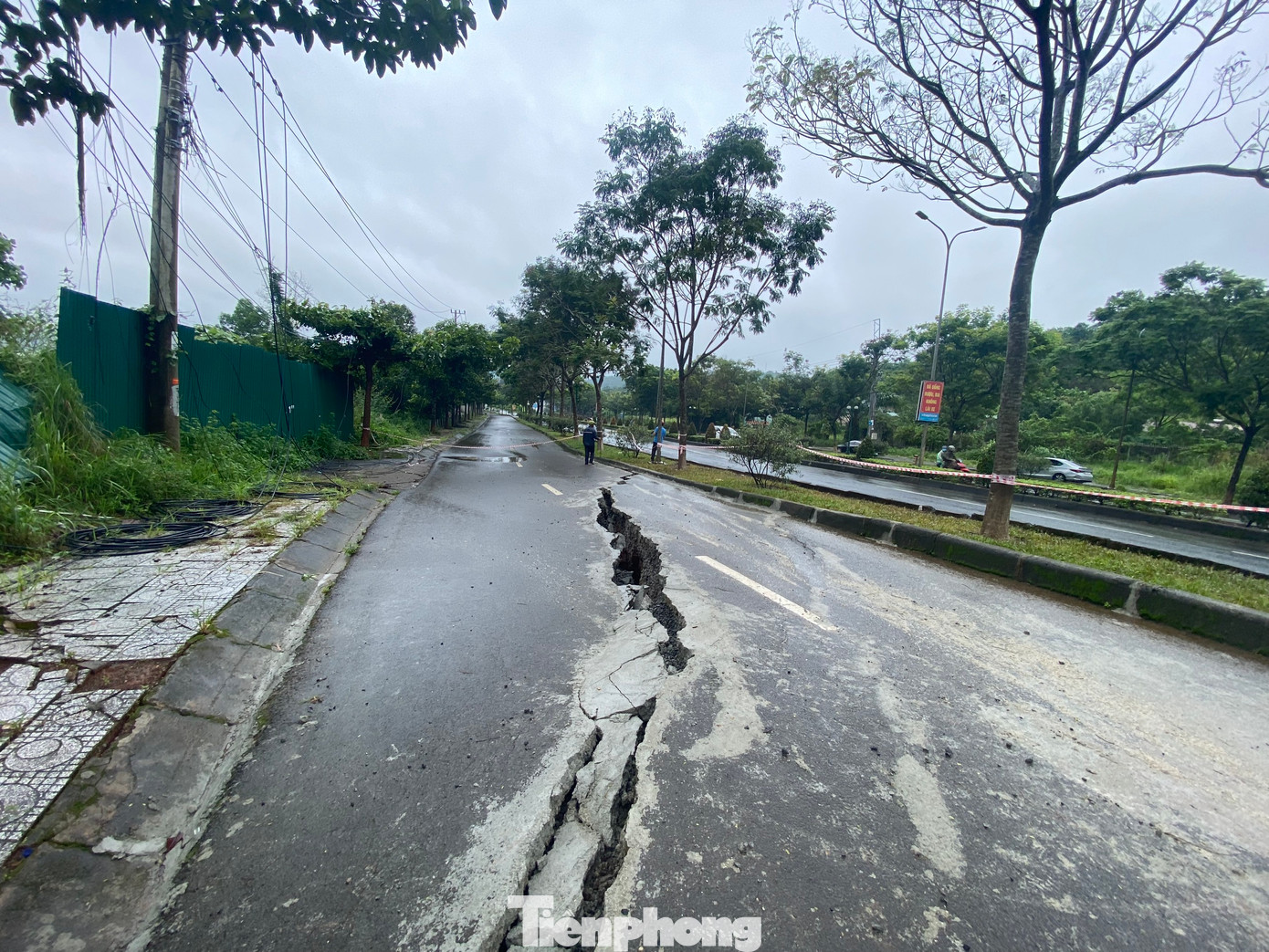 Sáng 4/8, những vết nứt trên đường Hồ Chí Minh (QL14 cũ), đoạn qua phường Nghĩa Thành (TP Gia Nghĩa, Đắk Nông) được vá tạm trước đó tiếp tục nứt toác. Sáng 4/8, những vết nứt trên đường Hồ Chí Minh (QL14 cũ), đoạn qua phường Nghĩa Thành (TP Gia Nghĩa, Đắk Nông) được vá tạm trước đó tiếp tục nứt toác.